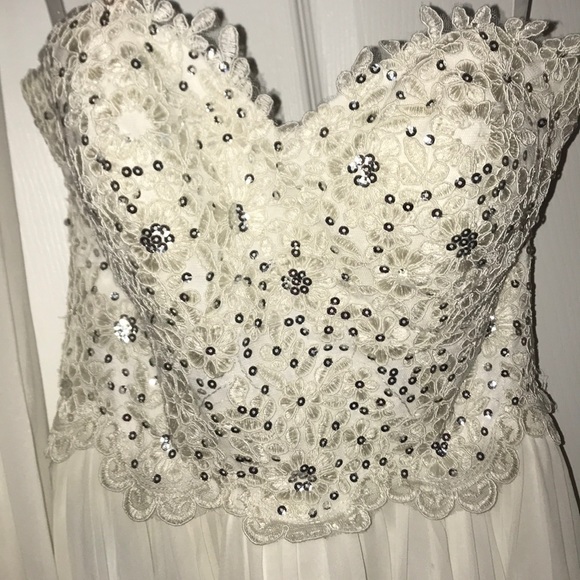 Beautiful dress - Picture 3 of 8